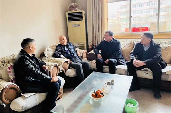 公司黨委書(shū)記、董事長(zhǎng)郭金鎖一行春節(jié)前走訪(fǎng)慰問(wèn)離退...