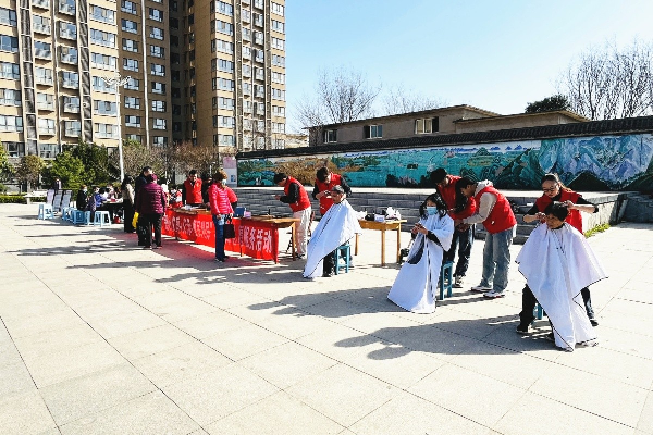 公司團委開展“愛心義剪+義診+便民利民”學(xué)雷鋒志愿...